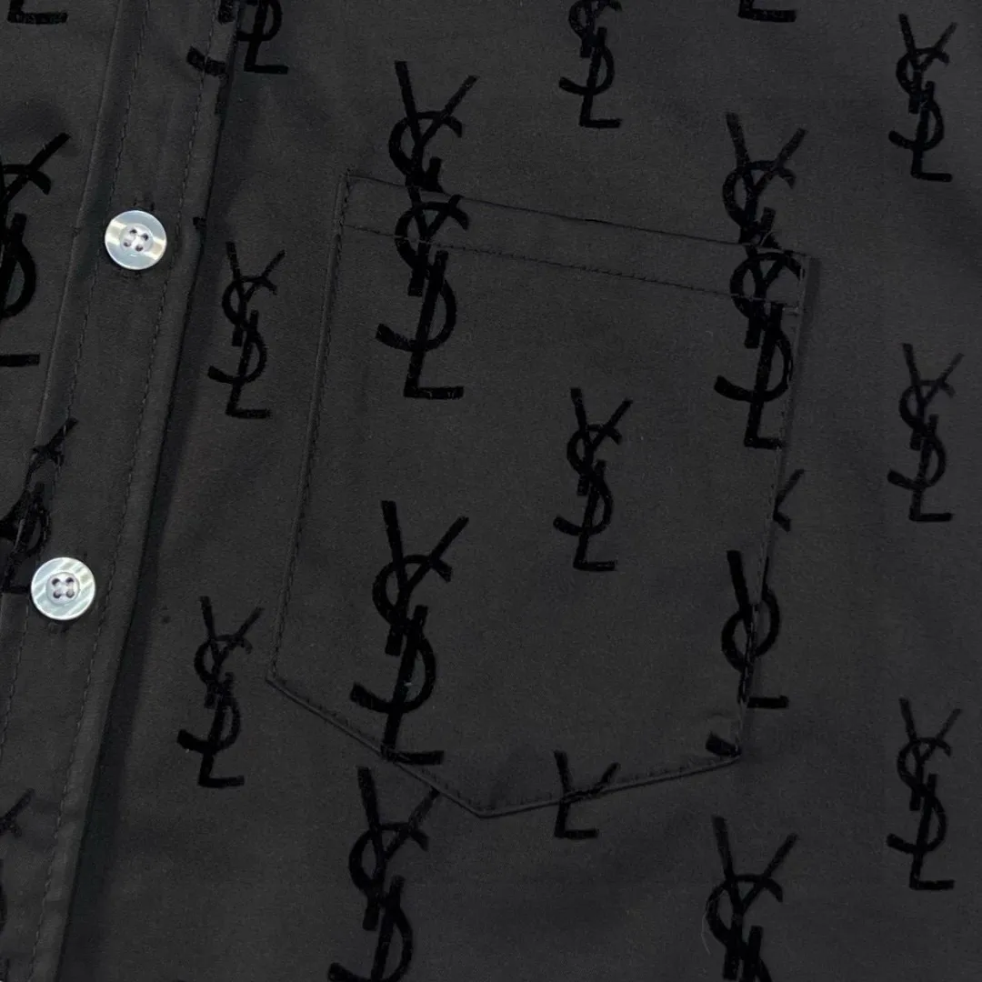 New batch 💰230 model number: G230 SAINT LAURENT YSL new flocked all-over printed shirt top 1️⃣The upper body of the fabric is soft and comfortable, extremely delicate, feels solid, smooth and soft. It has the characteristics of the fabric being wrinkle-free and the hand feel is invincible. The details are handled perfectly! 1️⃣This year’s most popular all-over printing element, full of high-end sense, customized original flocking fabric, combined with the classic YSL flocking pattern for a super high-end feel! 3️⃣The upper part of the body is versatile and white, and it is crazy to call. The YSL flocked shirt with super good looks is a style that you will fall in love with at a glance. The upper part of the body shows off the temperament. It is the same style for men and women. It is a versatile shirt jacket for couples! Color: black Size: M, L, XL